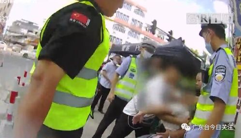 情侣吵架的女人用板砖砸自己是什么迷茫?(情侣吵架女人应该低头吗)