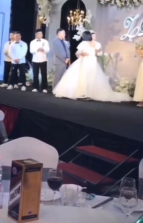 伴娘在河南婚宴上突然吻了新郎,气氛瞬间凝固,新娘的脸色大变