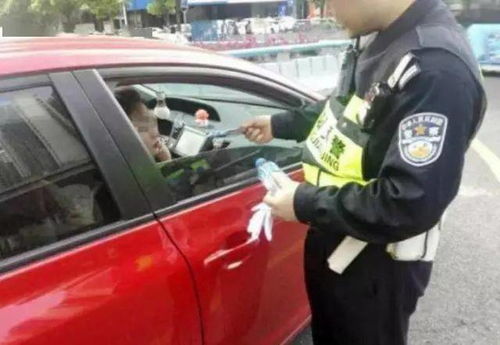 女司机开车走错路,走进村里贴墙 村民们热情指挥结局出乎意料(给领导开车走错路咋办)