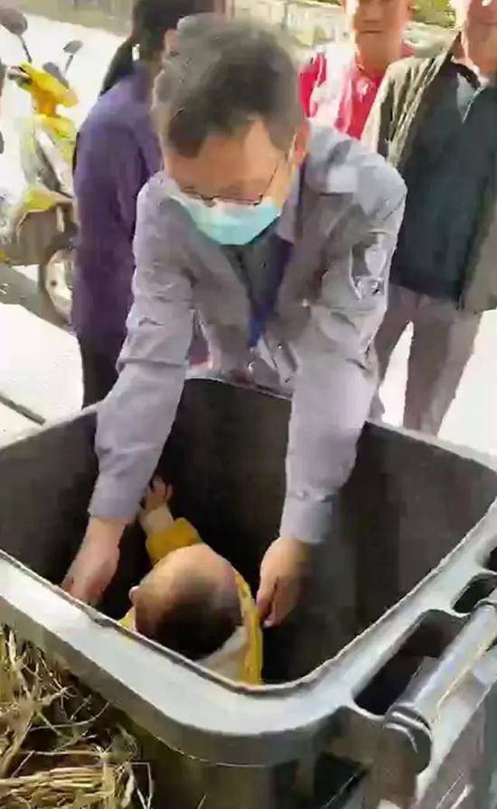 妈妈把两岁的孩子当街扔进垃圾桶(两岁孩子出门就要妈妈抱)