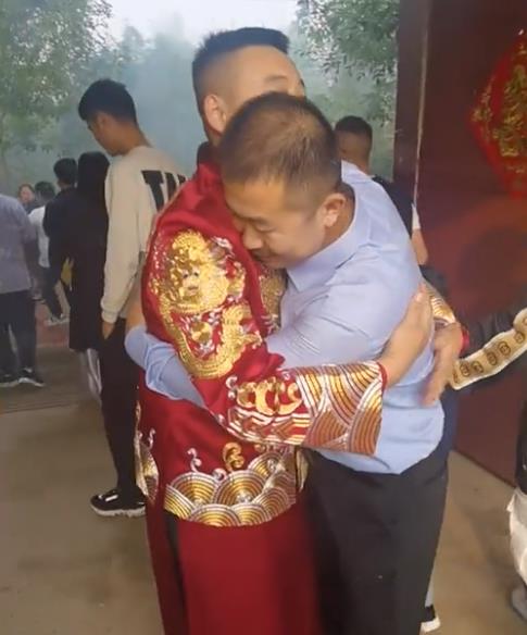 新郎的婚姻被婆婆临时涨价:一万八太少,谁也说不行