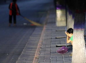 女子起床到窗外拍照,拉近镜头时,她不敢相信自己的眼睛(女子窗外随手一拍)