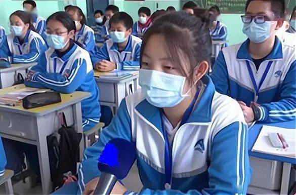 一名学生躺在地上昏迷身亡校检查监控,看到一个悲伤的场景