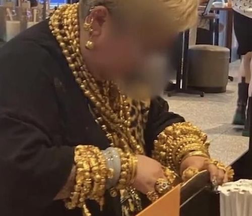 炫富?青岛一位阿姨高调出现在核酸检测现场 全身金链霸气外露