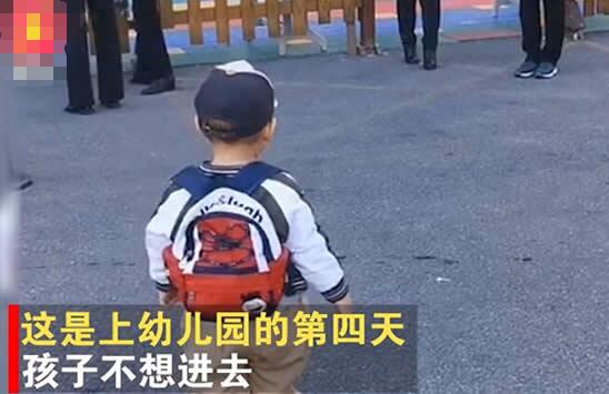 萌娃不想上幼儿园哭,可是太礼貌哭着向老师鞠躬(孩子不肯上幼儿园)
