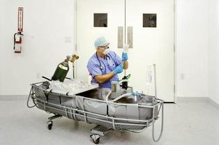 人没死就放冰箱了,警察怀疑家属有精神病