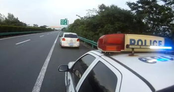 男子午夜开车撞异物,勇敢地下车吓得报警