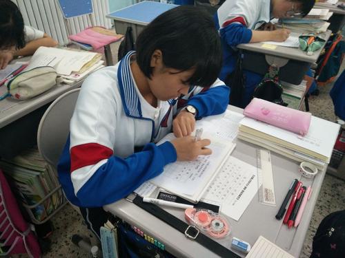 未按要求打扫卫生,7名女生排队遭老师捶手、掌掴!(公司要求员工打扫卫生)