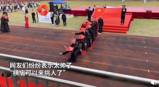 艺术学校方阵表演《剑如梦》 网友:又是别人的学校(北京群星表演艺术学校怎么样)