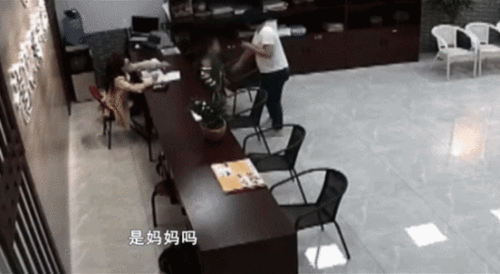 13岁男生在宿舍睡觉时发现自己动不了,众人赶来后见到尴尬一幕(开箱男生优秀宿舍)
