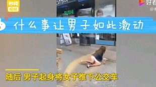 男人和母亲发现家里的墙脚藏着几百元