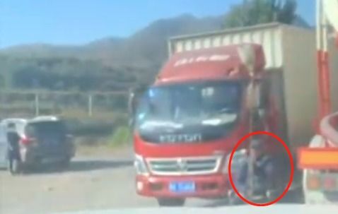 为什么老人这么傲慢呢?在路中间停车要钱?(老人的腰为什么这么驼)