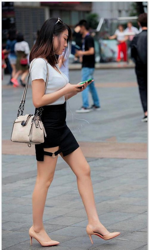 长腿美女穿短裙在街上游荡 随后的举动令人不屑