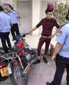 两男一女乘摩托车上路 路人举报了奇妙的姿势(两男一女怎么坐一辆摩托车)