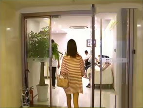 陕西美女大学生申请模特 被工作人员带进小房间