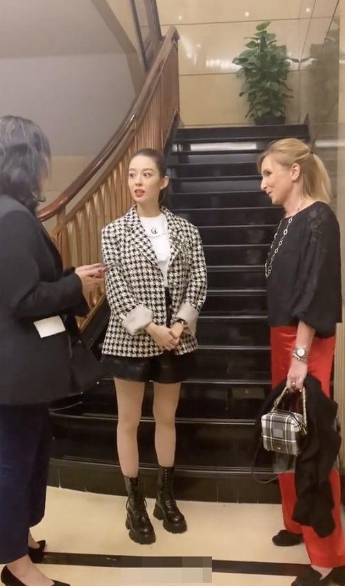 吉娜和外国朋友合影交流,说外语好脆温柔,孕肚凸起四肢依然纤细