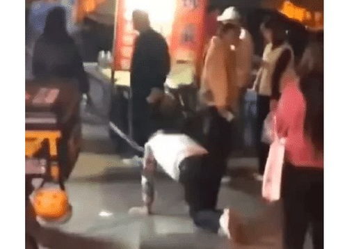 合肥街头一男子被女子牵绳跪下,就像遛狗一般路人围观拍照(合肥街头一男子被遛狗视频)