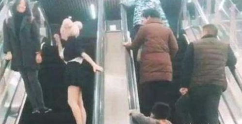 女人乘自动扶梯时,突然觉得后脑勺发痒。她的头发被剪掉了(乘自动扶梯时应靠哪边)