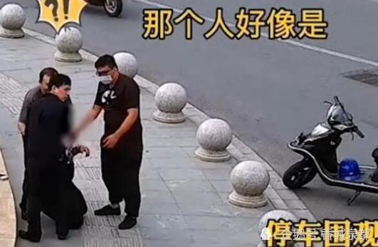 该男子在路边围观逮捕现场 看了警察一眼后,悲剧发生了(该男子在路边围观抓捕现场 与民警对视一眼后悲剧了)