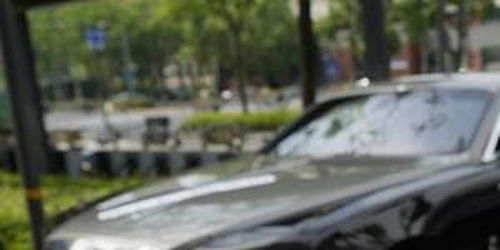 福建一对夫妇向银行借了很多钱,买了一辆豪华车,然后他们的操作