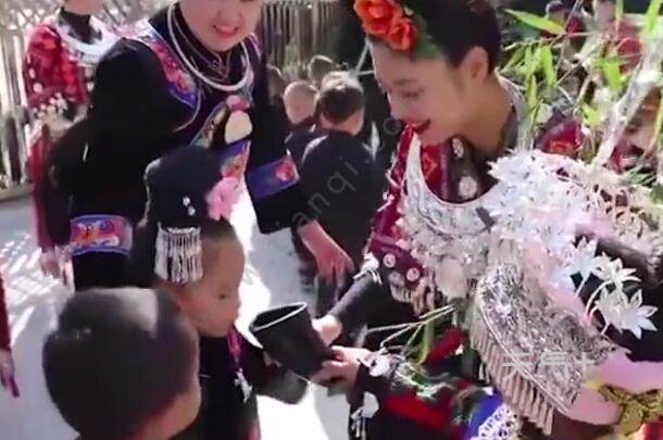 贵州黔东南雷山县示范幼儿园举办苗年节 老师让孩子们拿起碗举杯(贵州黔东南雷山县苗医王增世)