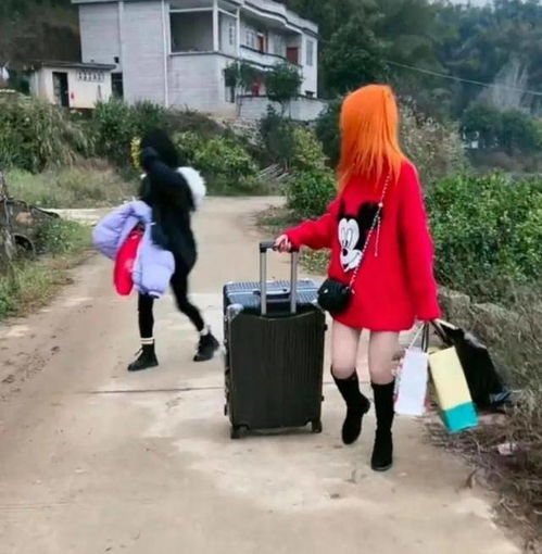 贵阳一白纱女子在铁路拍婚纱照 被罚100元
