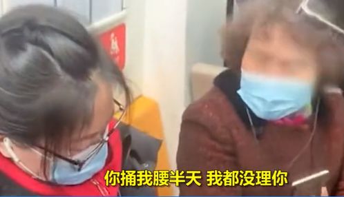 叔叔翘着二郎腿偷糖葫芦,被妻子带走了 后一幕让人笑喷