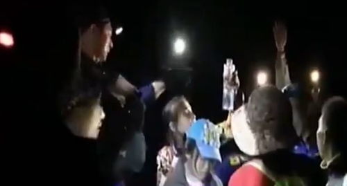 一名女孩被困野山一夜,两名登山爱好者半夜被救下山