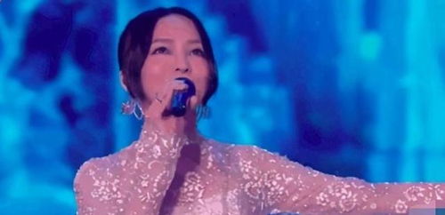 李佳琪直播不忘追星,真实!(李佳琪什么时候直播?)