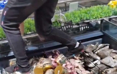 福建永辉三明万达店超市销售人员直接踩冰货上行(三明万达永辉超市电话)