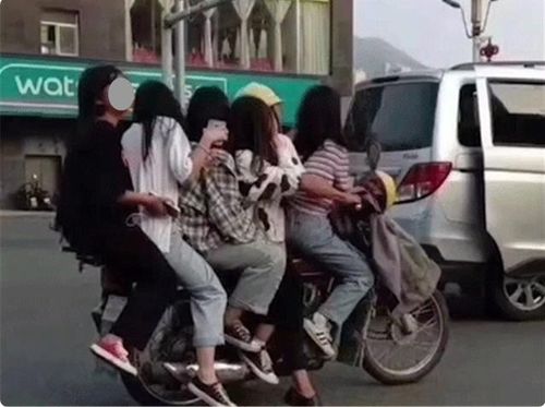 广东一男子骑摩托车载五名女子被罚1600元(广东一男子骑摩托车)