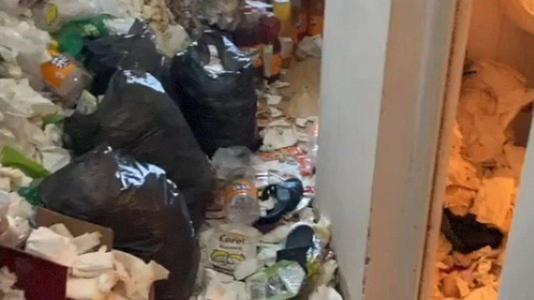 男租客退房后,屋内垃圾半人高(男租客退房后屋里垃圾半人高沙)