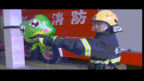 男子拿着氢气球进电梯,一秒两秒 我手上、脸上都烧伤了(男子做氢气球视频)