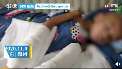 7岁的男孩应该有一个快乐的童年 在阳光明媚的教室里读书写字(14岁男孩应该)