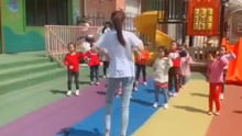 小学生在走廊里跳舞 看到老师通过他的反应亮了起来(小学生走廊文化墙)