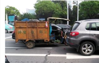 扬州环卫车撞上300万豪车 车主表示不用赔(扬州环卫车生产厂家)
