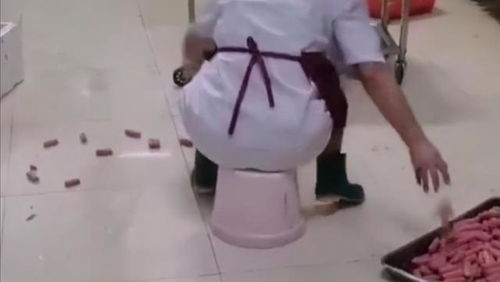 武汉东湖学院食堂摊位品味轩工作人员用脚洗菜,捡地上香肠(武汉东湖学院食堂图片)