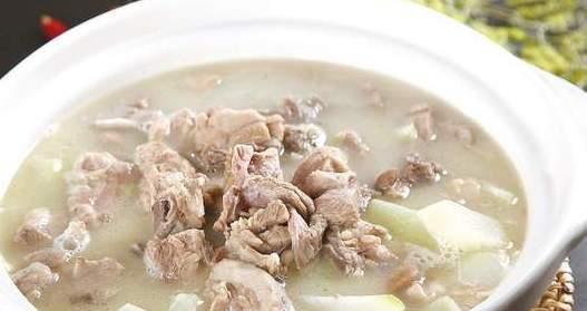 炖羊肉时如何去除鱼腥味?(炖羊肉糊了怎么去除糊味)