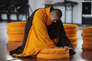 拜佛的正确姿势 礼佛正确跪拜姿势