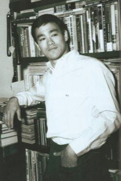 李小龙被真枪子弹击中,李国豪死时才28岁 李小龙怕不怕子弹