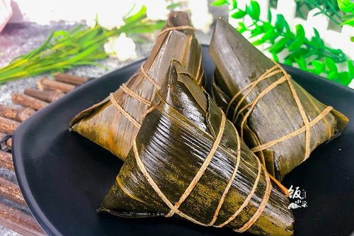 端午节吃粽子是为了纪念屈原,屈原死在河里,那么屈原为什么要投 端午节吃粽子是为了纪念屈原吗