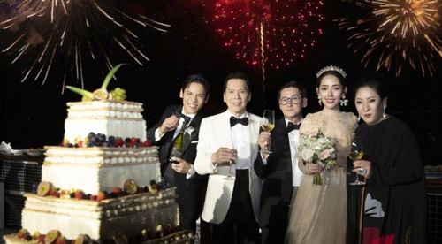 何炅一家三口的照片 何炯从未向外界透露过任何与婚姻有关的信息 何炅一家三口的照片