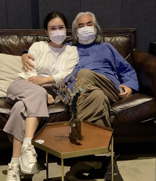 他们年龄相差30岁,张纪中前后有三个妻子(他们年龄相差8岁 英语怎么说)
