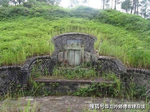 坟墓前最怕放什么东西(坟墓前最怕放什么东西)