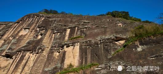 和龙虎山悬棺、三峡悬棺一样,它被称为三大悬棺之谜 江西鹰潭龙虎山悬棺