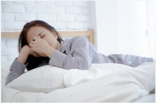 现在他打哈欠,眼里含着泪想关掉电脑 眼干打哈欠什么原因