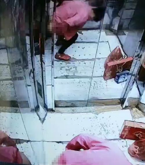 女子在电梯里排便,网友:缺乏道德和恶心
