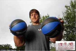 用大手掌抓住篮球也很容易!世界上最大的手掌记录绝对属于她. 多大的手掌可以抓住篮球