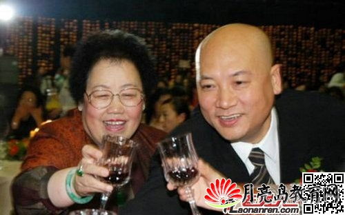 她有一段不幸的婚姻,离婚的原因是这个男人作弊了