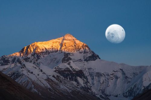 她是中国第一个登山女子,完成了13座8万座 米高峰的女登山者(中国第一个登上太空)